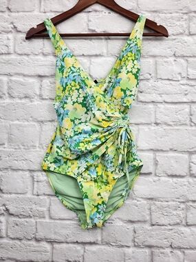 Nip Tuck Swim Floral One Piece Swimsuit Size US 4 Ruched Tummy Control